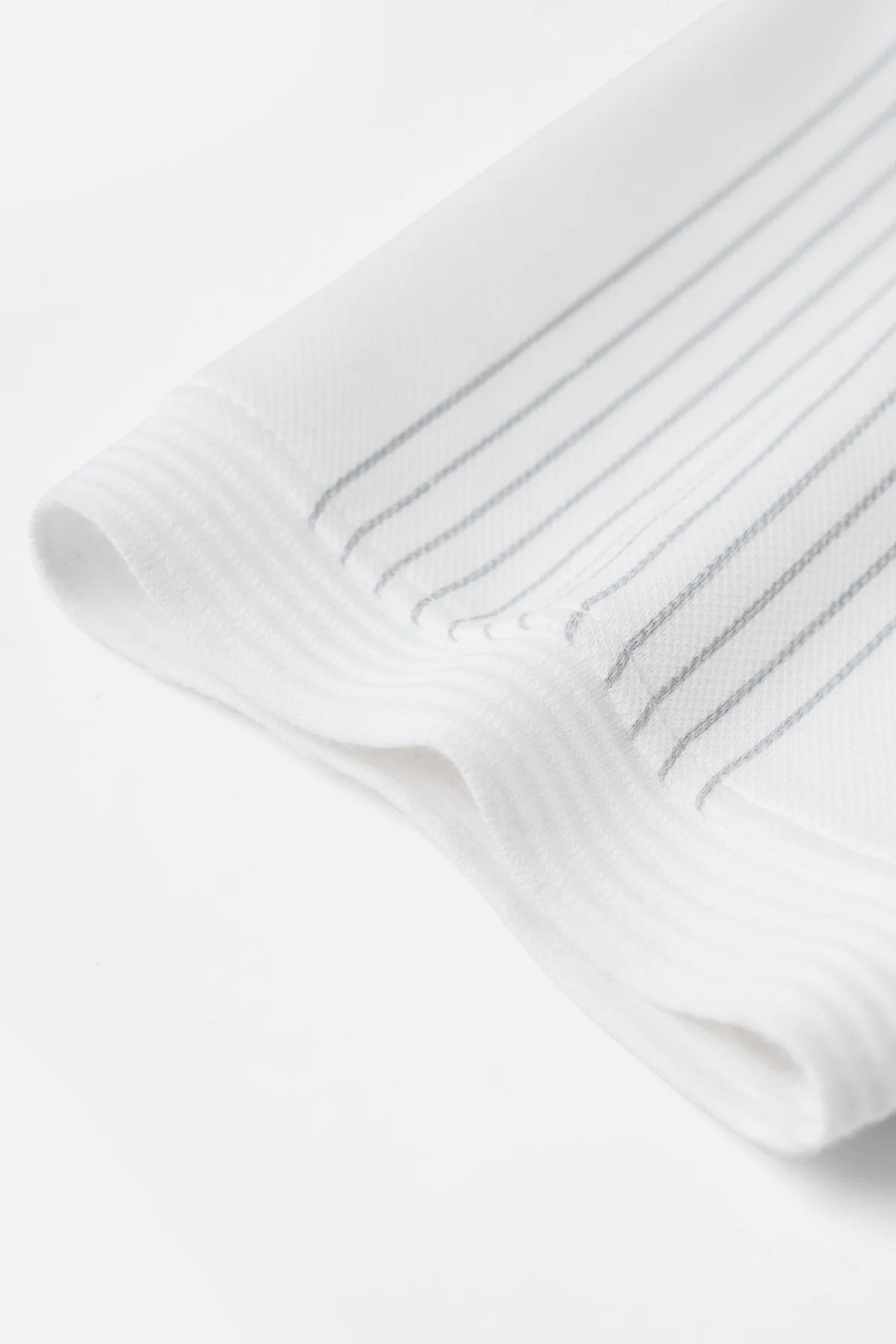 Chi Tiết Tay Áo Polo Elon Polomanor Màu Trắng Sọc Xanh Cotton Interlock Regular Fit
