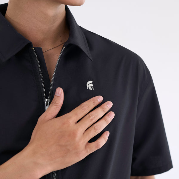 Áo sơ mi Zill form boxy màu đen, khóa kéo zipper kim loại chắc chắn, thiết kế rộng rãi hiện đại từ Polomanor